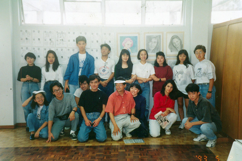 Maio de 1993 na Associação Shizuoka em dia de aula. Em pé: Tiyoko Mizumoto, ?, Adelino Nakano, Edison Matsuzake, Roseli, Karina Masuda, Marly Kamiyama, ?, Alessandro Soroban. Agachados: Angela Kuboki, Claudio Otuyama, Olyntho Tahara, Eduardo Ikenaga, Noriyuki, Cristiane, Liliane H. Azevedo e Yasuki Takano.